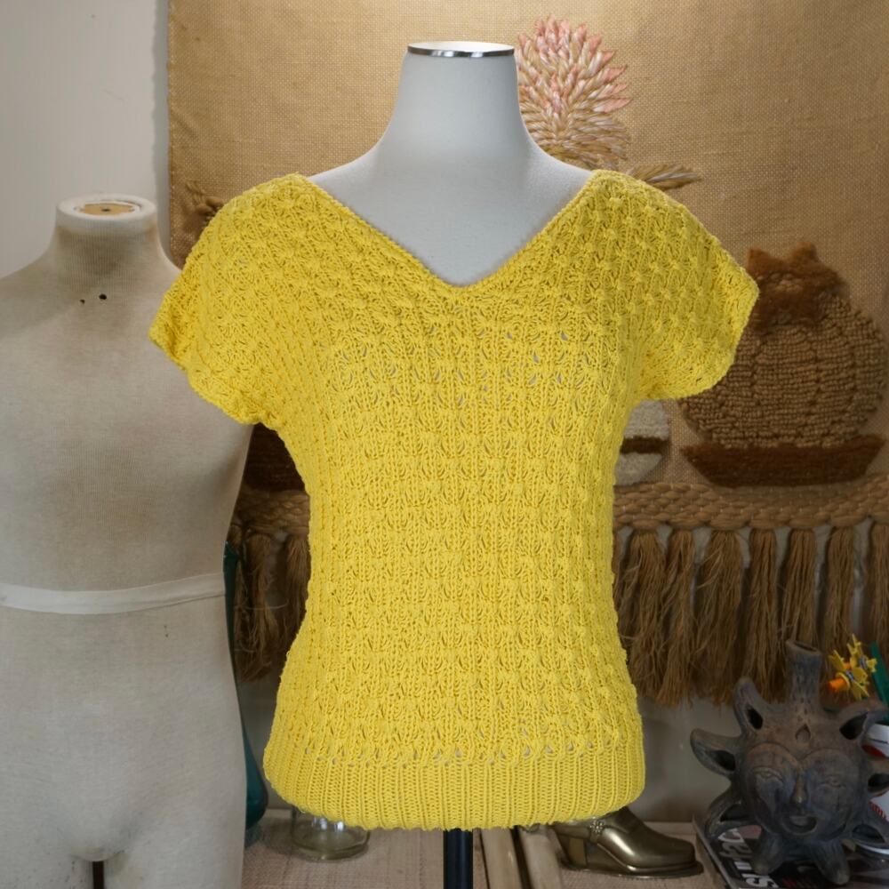 Vintage yellow v neck sweater short sleeve top